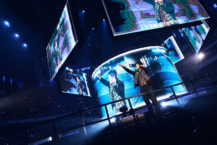 周興哲旋轉四面台，全方位照顧各方粉絲。星空飛騰提供