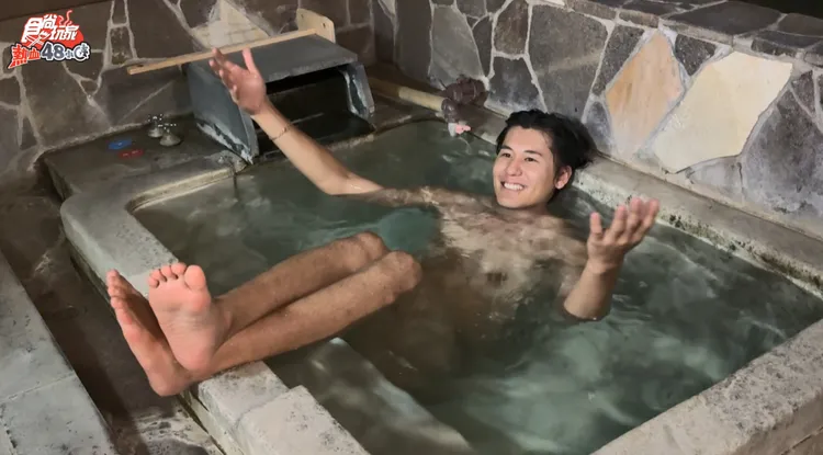 風田在餐廳包廂仍把握時間泡湯。TVBS提供