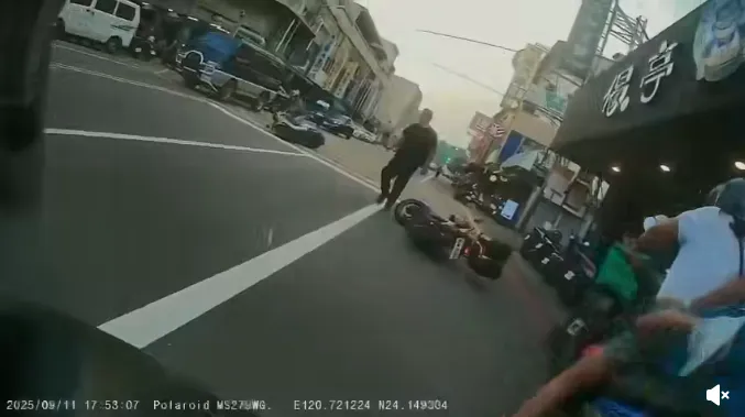 行车记录器拍下邱妇家人追赶犯人过程。翻摄Dcard