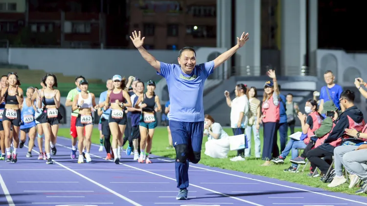 侯友宜宣布捐出一個月所得，捐助花蓮災民度過難關。市府提供