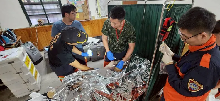 新北特搜醫療組駐點光復糖廠，支援花蓮衛生局設立臨時急救站。翻攝畫面