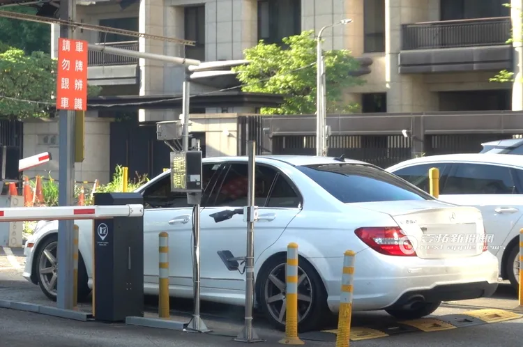 與老婆結束短暫約會後，連晨翔獨自開著白色賓士轎車前往敦化南路巷弄。特勤中心攝