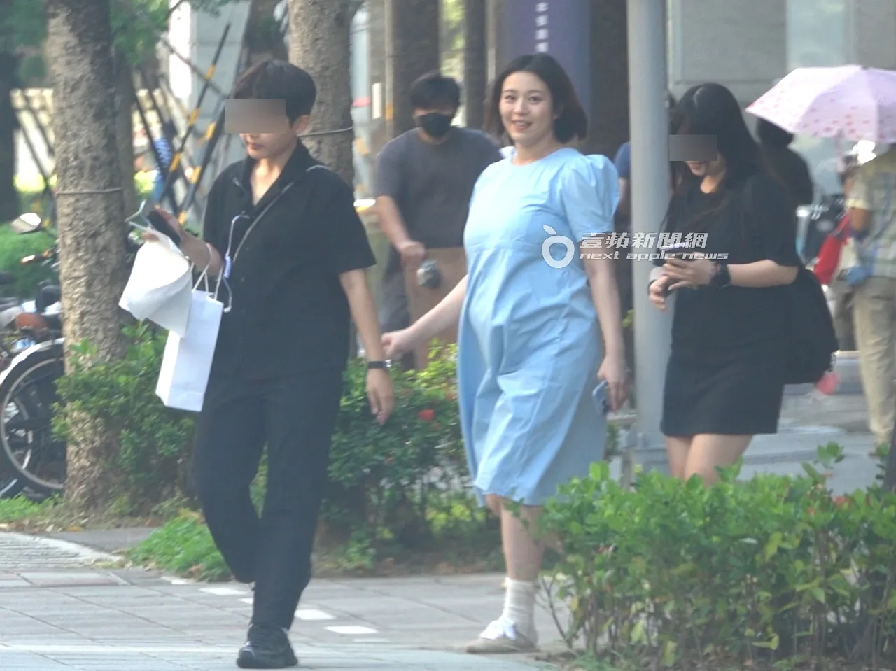 结束品牌活动后,刘品言在助理陪同下步出会场。特勤中心摄