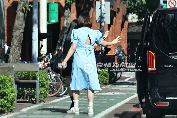 抵達信義路上商辦大樓，劉品言向司機揮手道別。特勤中心攝