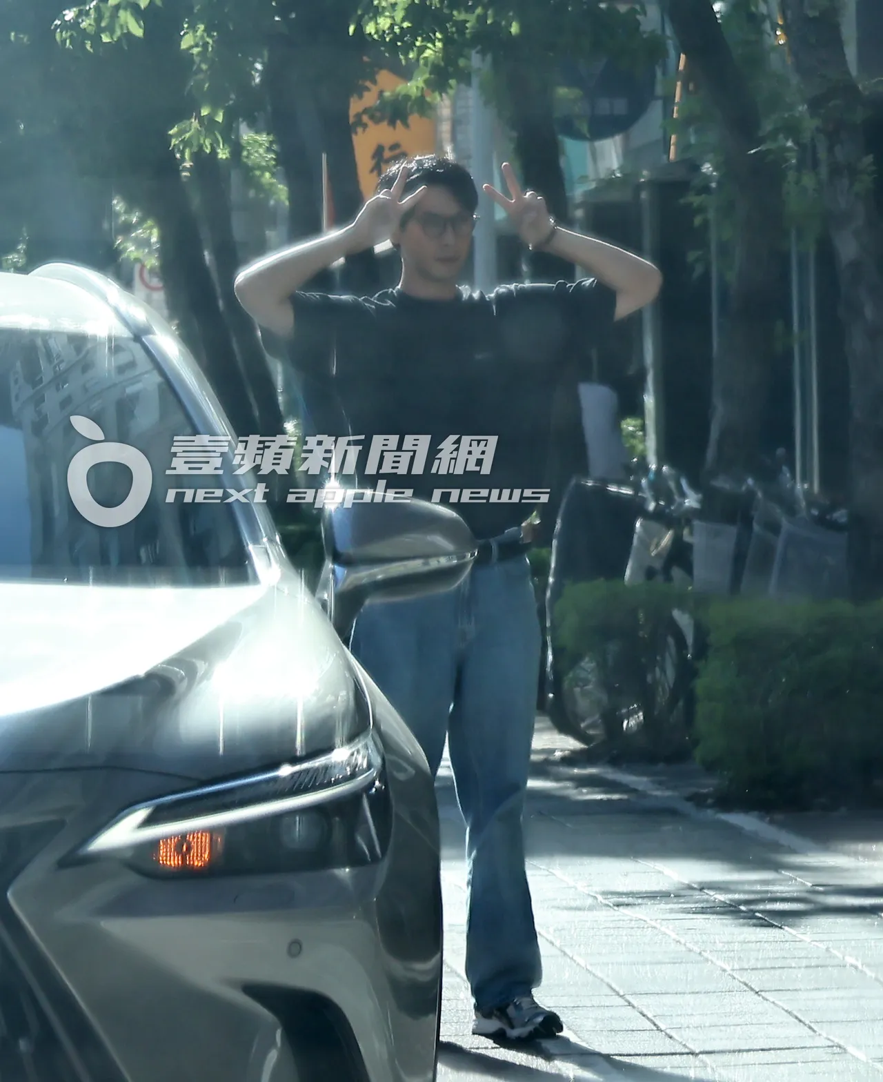 暖心的连晨翔下车等候,并双手比著YA手势,就是要逗老婆大人开心。特勤中心摄