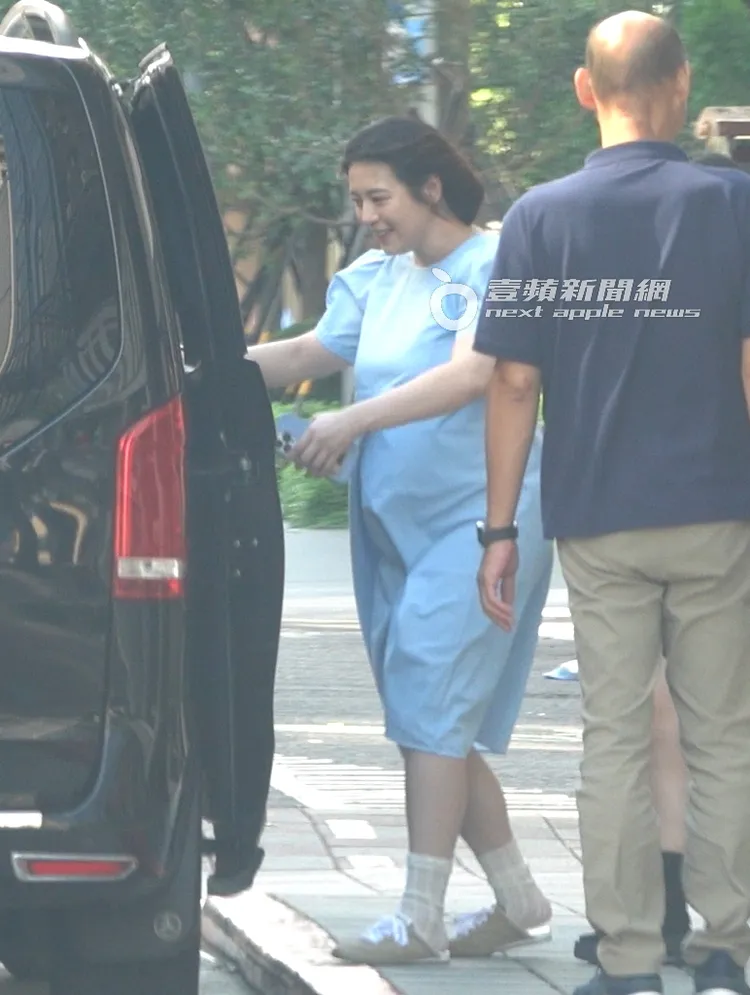 劉品言相當注意腳步，坐上保母車離開。特勤中心攝