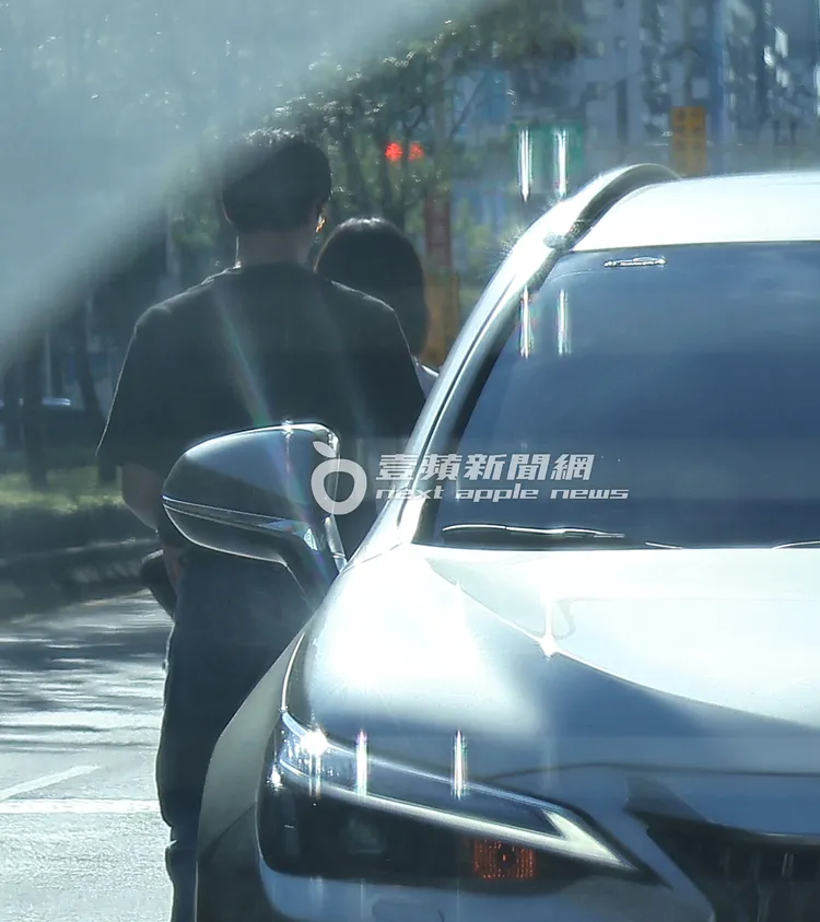 連晨翔帶著老婆劉品言到副駕，體貼地幫忙開車門。特勤中心攝