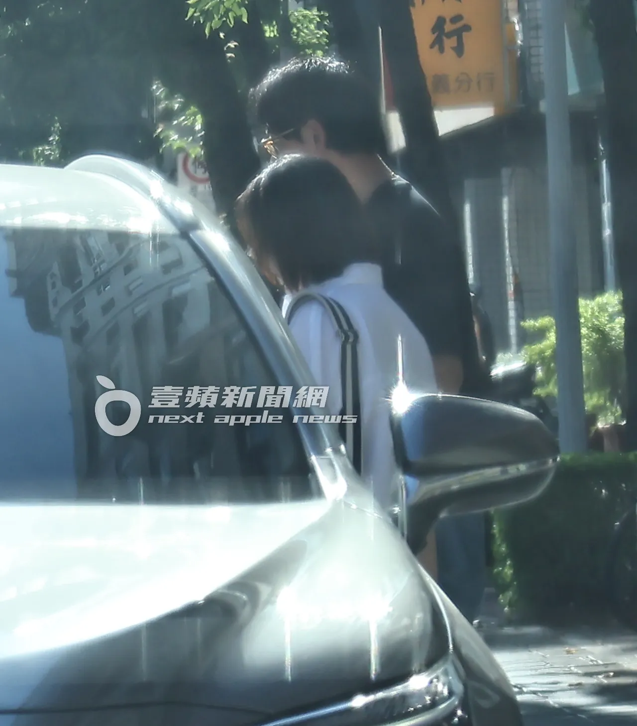 连晨翔接到老婆刘品言后准备上车。特勤中心摄