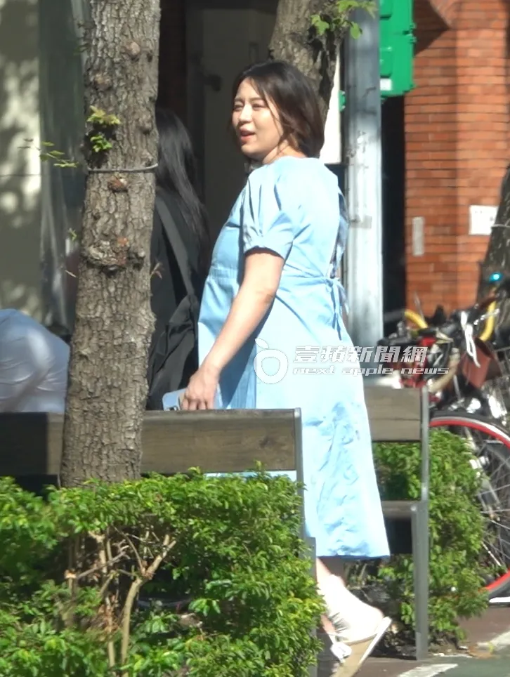 劉品言挺著孕肚，準備走進商辦大樓。特勤中心攝