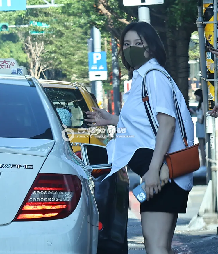 抵達信義區後，劉品言獨自下車逛逛。特勤中心攝