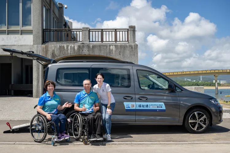 台灣福斯商旅總裁巫詩棻與承辦單位輪椅夢公園聯盟執行長陳國嘉、營運長呂嘉儀合影。業者提供