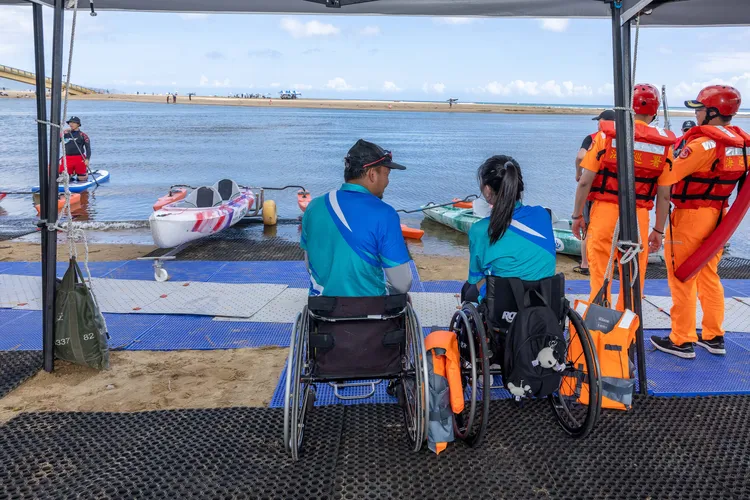 沙灘墊輔具將沙灘打造成無障礙空間，解決輪椅在沙地上移動不便的障礙。業者提供