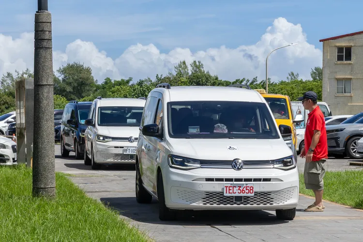福斯商旅出動由17台Caddy Maxi、T6.1 Caravelle與Crafter福祉車所組成的無障礙接駁車隊。業者提供