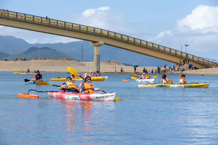 身障朋友在專業教練的引導下，兩兩一組同乘專為身障人士設計的獨木舟。業者提供