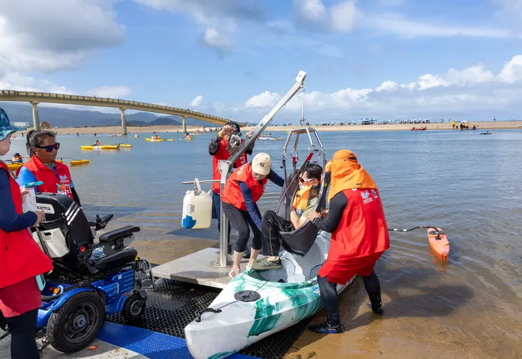 活動現場貼心設置移位機與沙灘墊，讓每位身障參與者及其家人都能安心投入體驗。業者提供