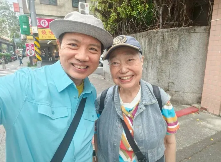 陳凱倫（左）和台灣電視史上第1位女導播龐宜安合影。陳凱倫提供