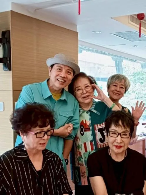 陳淑芳（後排中）昨出席資深藝人聚會。陳凱倫提供