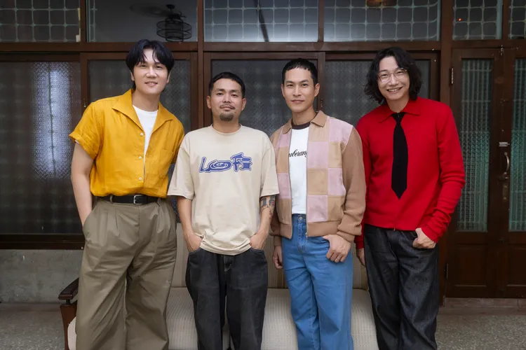 宇宙人與新保拓人（左二）開心合影。相信音樂提供