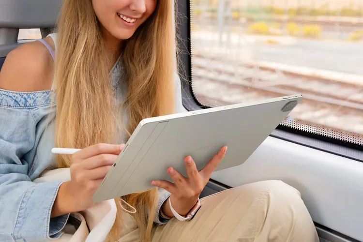 Acer Iconia A16與Iconia A14平板提供細緻的FHD視覺效果，配備三腳式支架，並內建AI功能支援更智慧的互動功能。宏碁提供