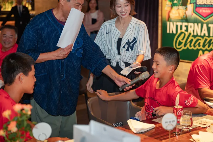 江宏恩（左起）、夏語心在機智問答環節，被小選手蔡瑀格答案逗樂。美福、台北市政府提供