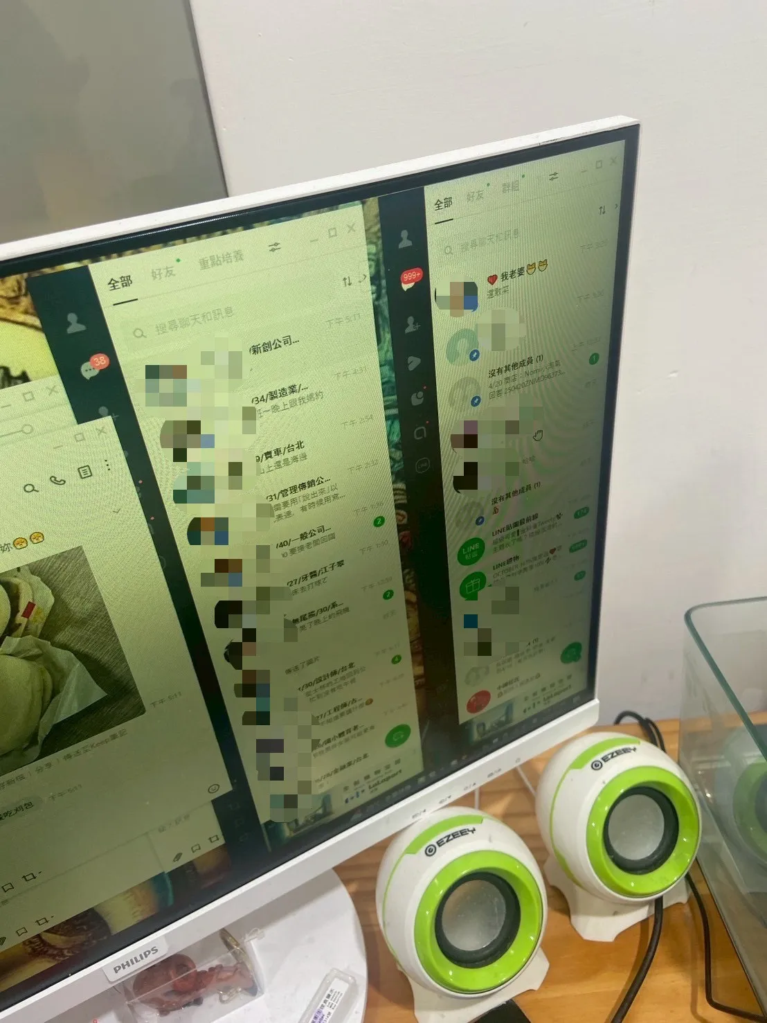 诈团与多名被害人持续对话,并详列背景资料。翻摄画面