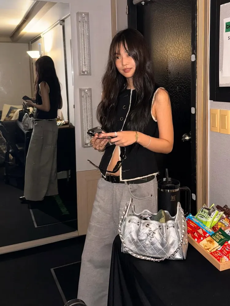 Jennie戴上香奈兒全新Première Galon腕錶。翻攝IG