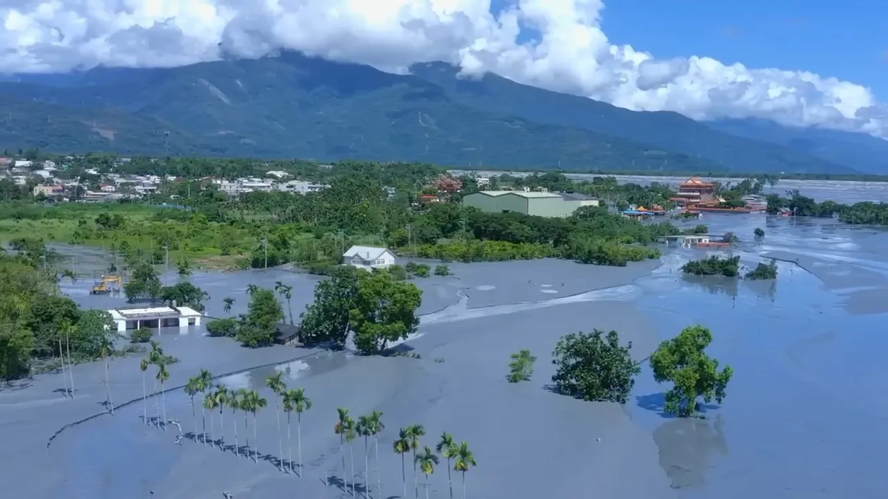 马太鞍堰塞湖溢流入光复乡,当地宛如水乡泽国。新竹县消防局提供