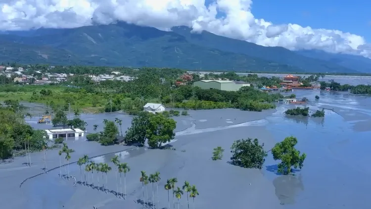 馬太鞍堰塞湖溢流入光復鄉，當地宛如水鄉澤國。新竹縣消防局提供