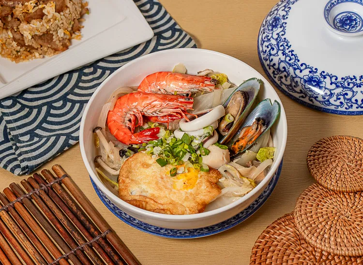 「海鮮搶鍋麵」主廚以大火快炒釋出蔬菜自然鮮甜，隨後注入高湯，加入鮮蝦、中卷、淡菜與干貝，搭配Ｑ彈麵條及荷包蛋煨煮提升整體風味濃度。業者提供