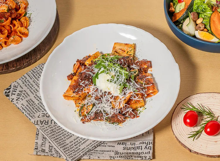 「手撕牛頰水管麵」軟嫩的手撕牛頰肉，搭配番茄紅醬、水波蛋、帕瑪森起司，佐以能充分吸附醬汁的水管麵，呈現慢燉技法與經典風味的義式佳餚。業者提供