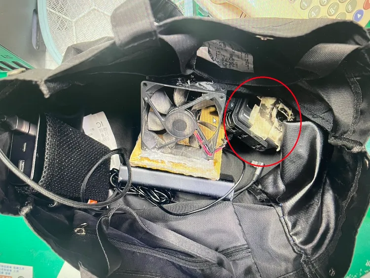 蔡男身上有大型背包，內有小型攝影機、行動電源等器材。翻攝畫面