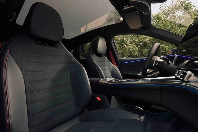 搭載SKY CONTROL星光玻璃天窗，具備九段調光功能。原廠照片