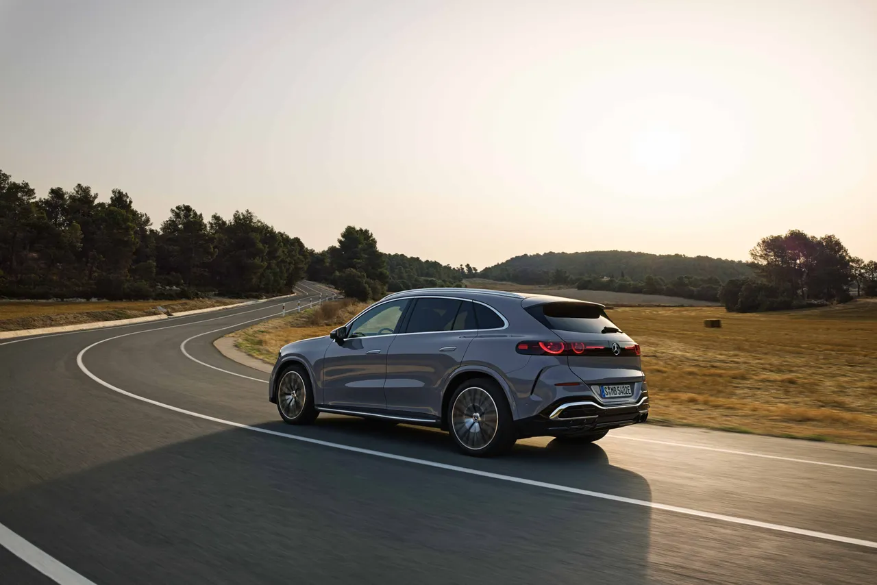 Mercedes-Benz electric GLC搭载与S-Class相同技术的AIRMATIC智慧气压悬吊与后轴转向系统。原厂照片
