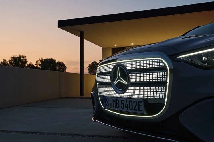 全新品牌識別水箱護罩結合星徽光影動畫。原廠照片