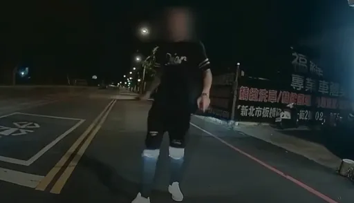 刺青男挥舞「+9铁棍」随机拦车 女骑士吓坏尖叫:我没怎样啊!