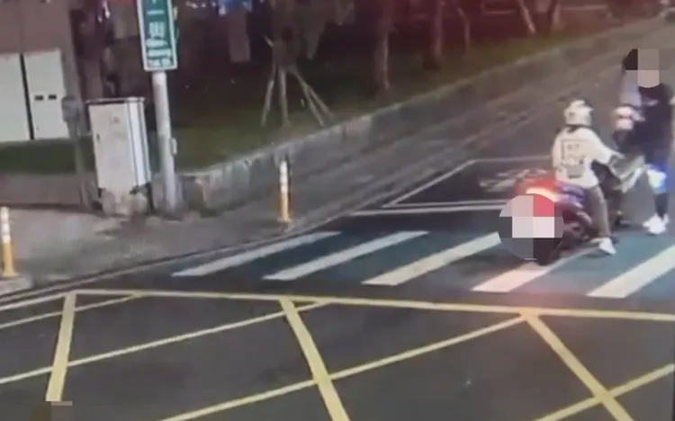 女騎士被攔車嚇得尖叫。翻攝畫面