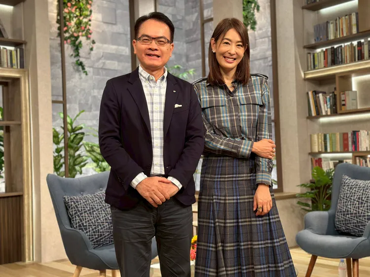 鄭弘儀（左）專訪長賈永婕。三立提供