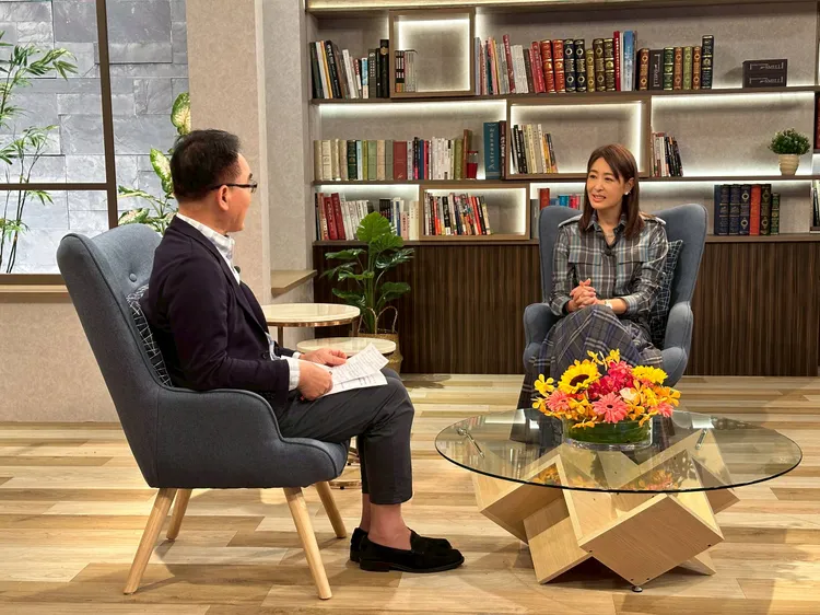 賈永婕（右）亮麗的外型，念書時贏得校花美名。三立提供