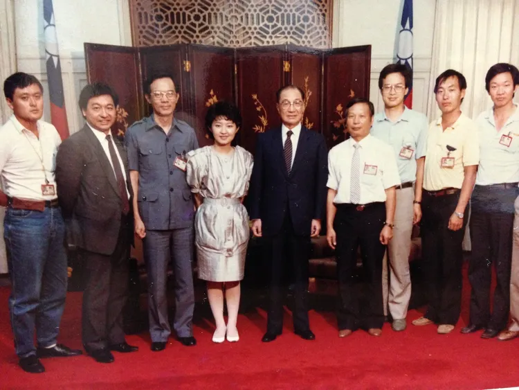 盧秀燕採訪時任行政院長俞國華。翻攝盧秀燕臉書