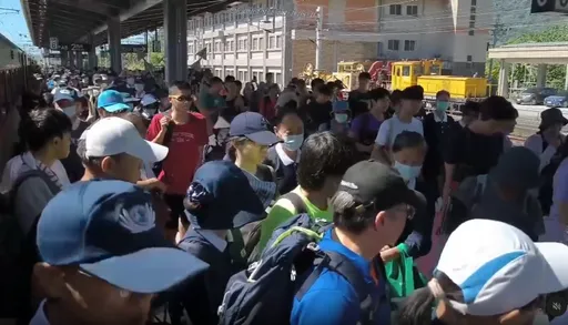 鏟子超人擠爆!台鐵今再加開9列車 光復站閘門全開