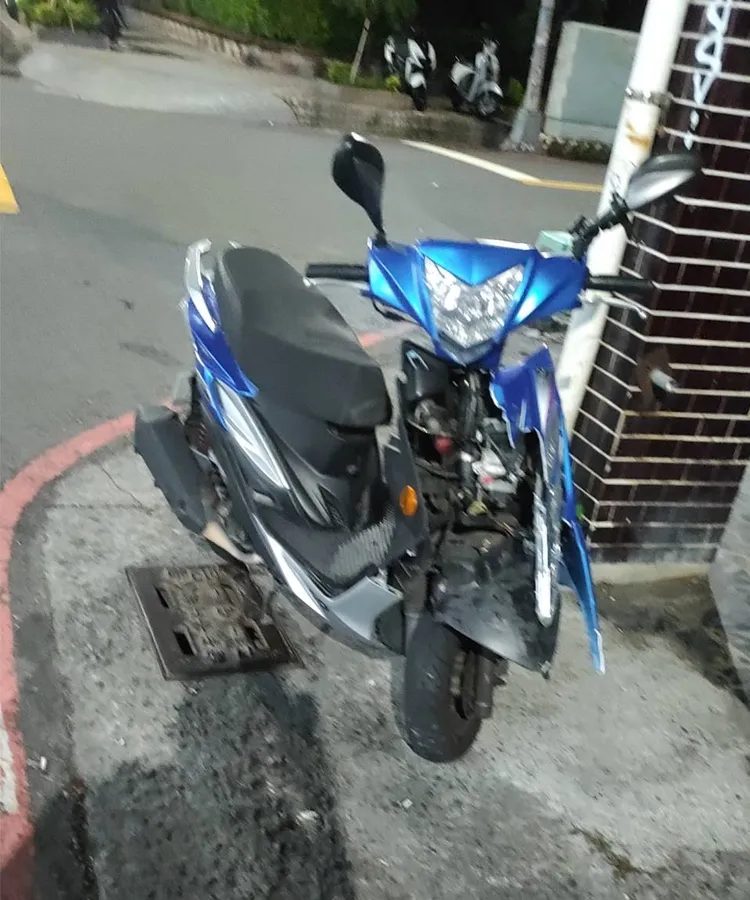 計程車與機車發生碰撞，機車變形。翻攝畫面