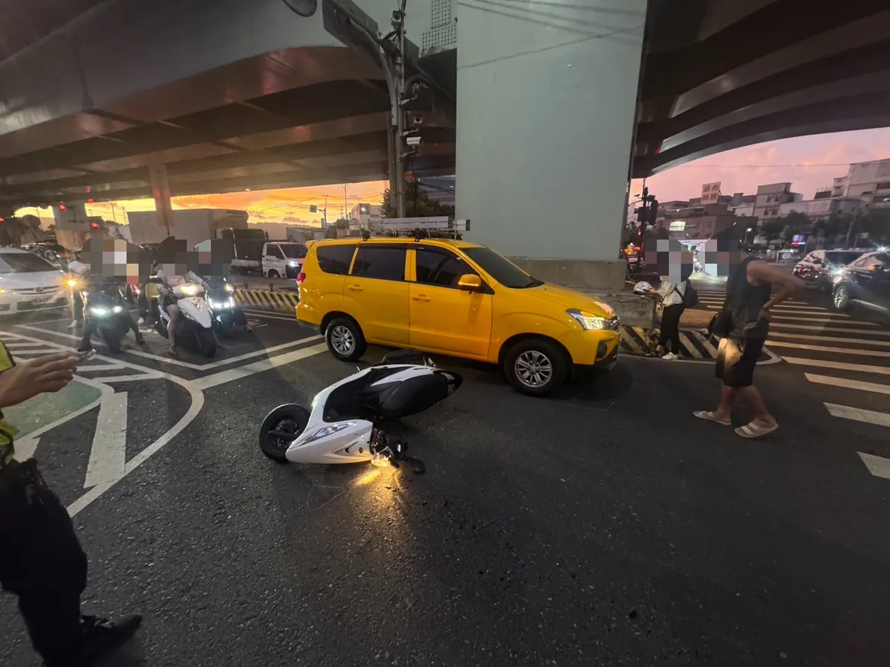 有網友於後方行車紀錄拍下車禍全程,質疑用路人「可能很急」。翻攝畫面