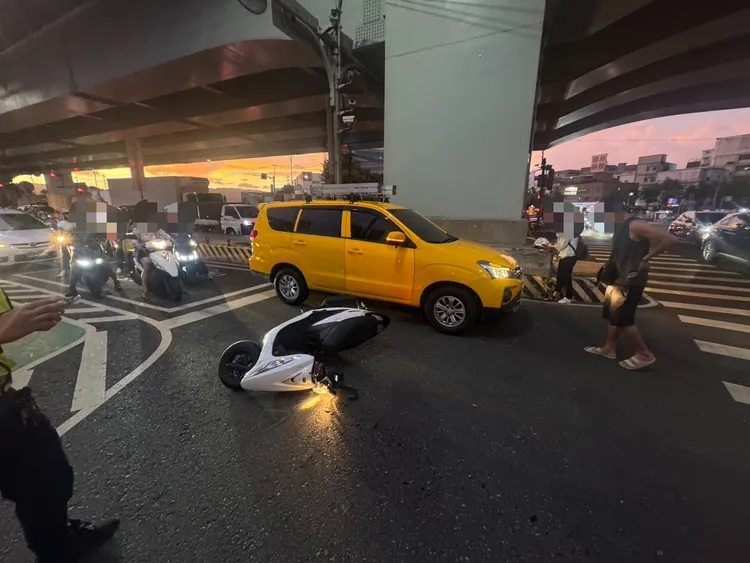 有網友於後方行車紀錄拍下車禍全程，質疑用路人「可能很急」。翻攝畫面