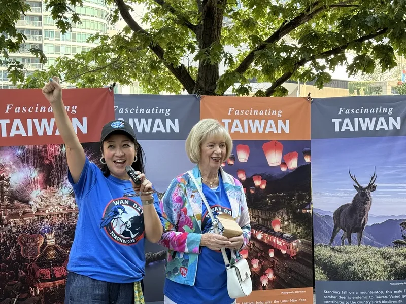 加台国会议员友好协会会长史葛洛(Judy Sgro,右,多伦多台裔市议员陈伶俐(Lily Cheng,左)身穿「台湾日」纪念球衣,与多伦多台侨一起在蓝鸟队主场看球加油。 中央社