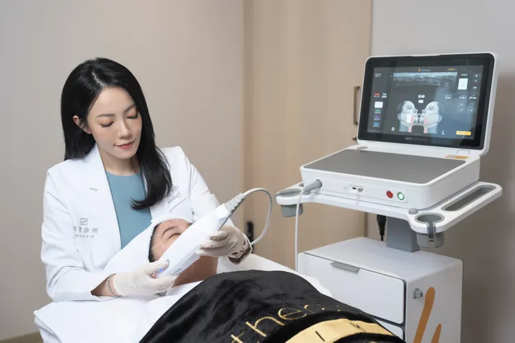 美國音波極透+的專利「透視超音波科技」，讓醫師能即時看到肌膚層次，才能精準判斷能量落點、掌握精準間距。