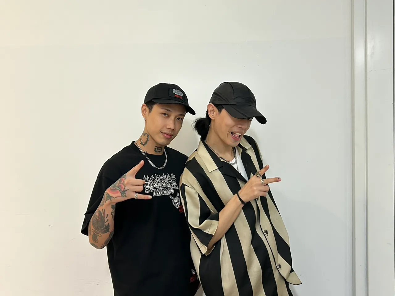 TRASH的主唱阿夜(左)、颐原受邀观赏SEKAI NO OWARI演出。陈薇安摄