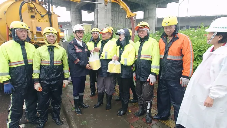 陳其邁23日上午到大社區視察清潔隊側溝清疏。翻攝畫面