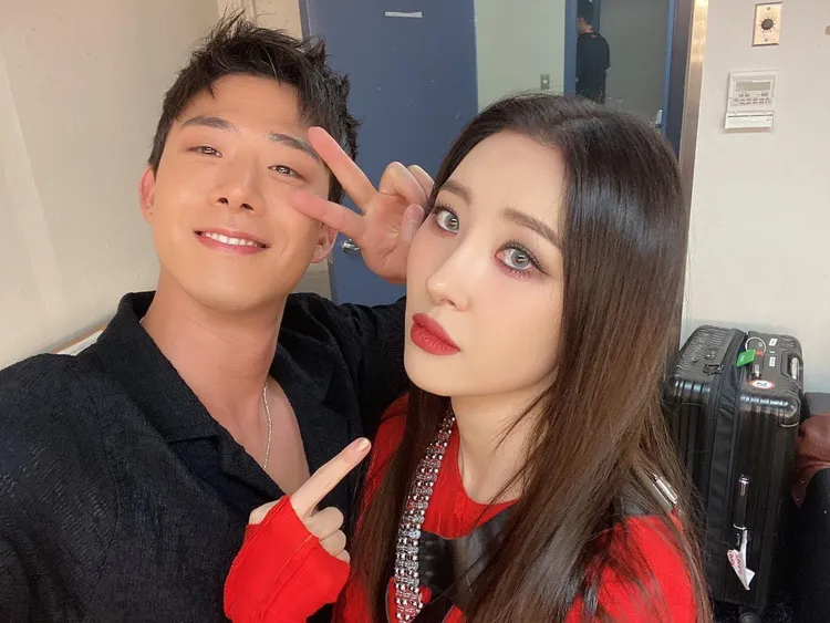 車炫承（左）是宣美的御用舞者，後來轉戰演戲當演員。翻攝車炫承IG