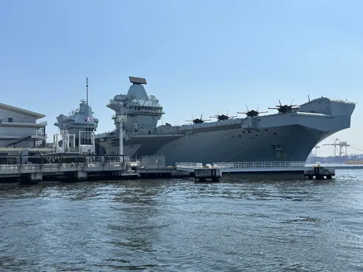 霸氣穿越中國南海!英最大航艦再訪新加坡
