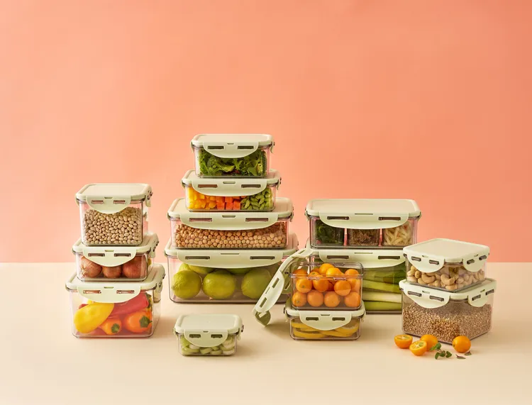 樂扣樂扣「純淨PURE保鮮盒」，以天然成分環保ECOZEN減少碳排放材質製成，不易卡髒或色素沉澱，通過SGS檢驗，不含BPA與塑化劑。盒身晶透、輕盈耐摔，可微波加熱。LocknLock樂扣樂扣提供